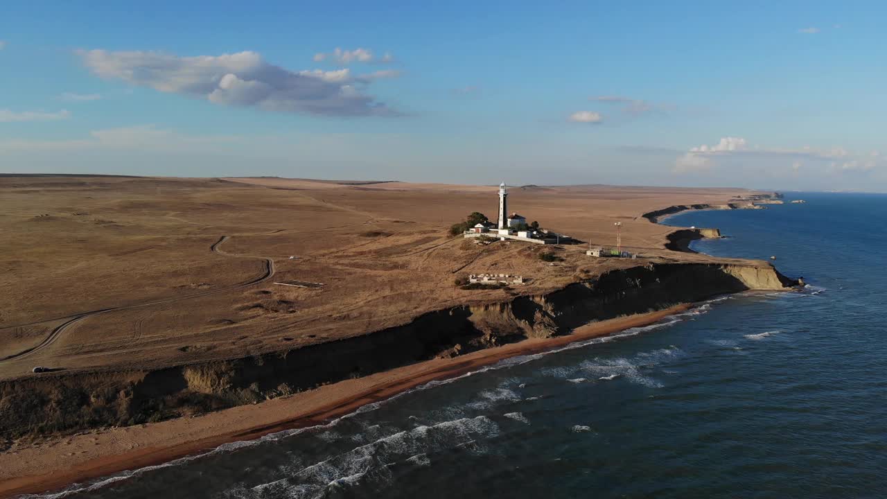 航拍沿海灯塔矗立在海岸或海洋上。有特殊用途的历史建筑视频素材