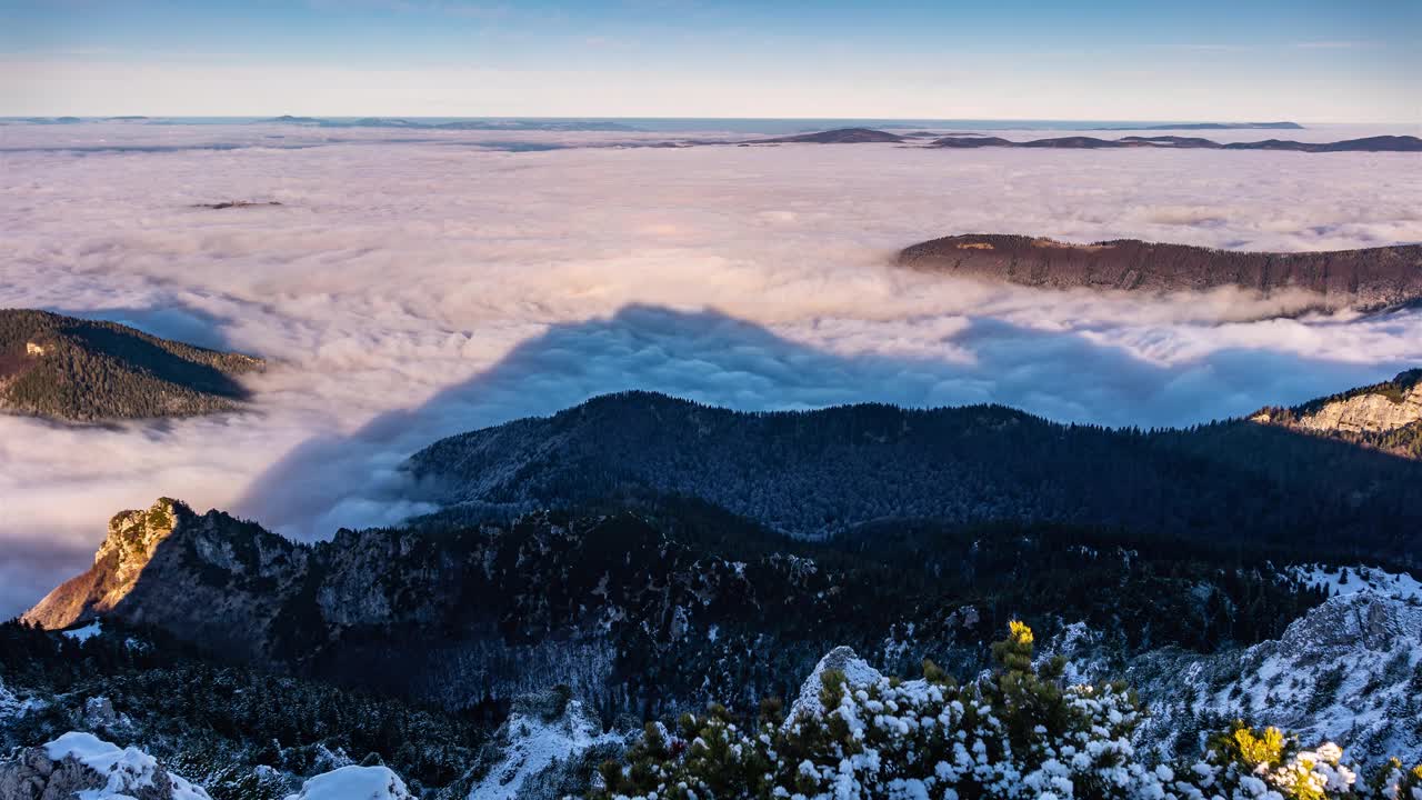 低雾云在美丽的自然景观在高山山峰的阴影山时间流逝视频素材