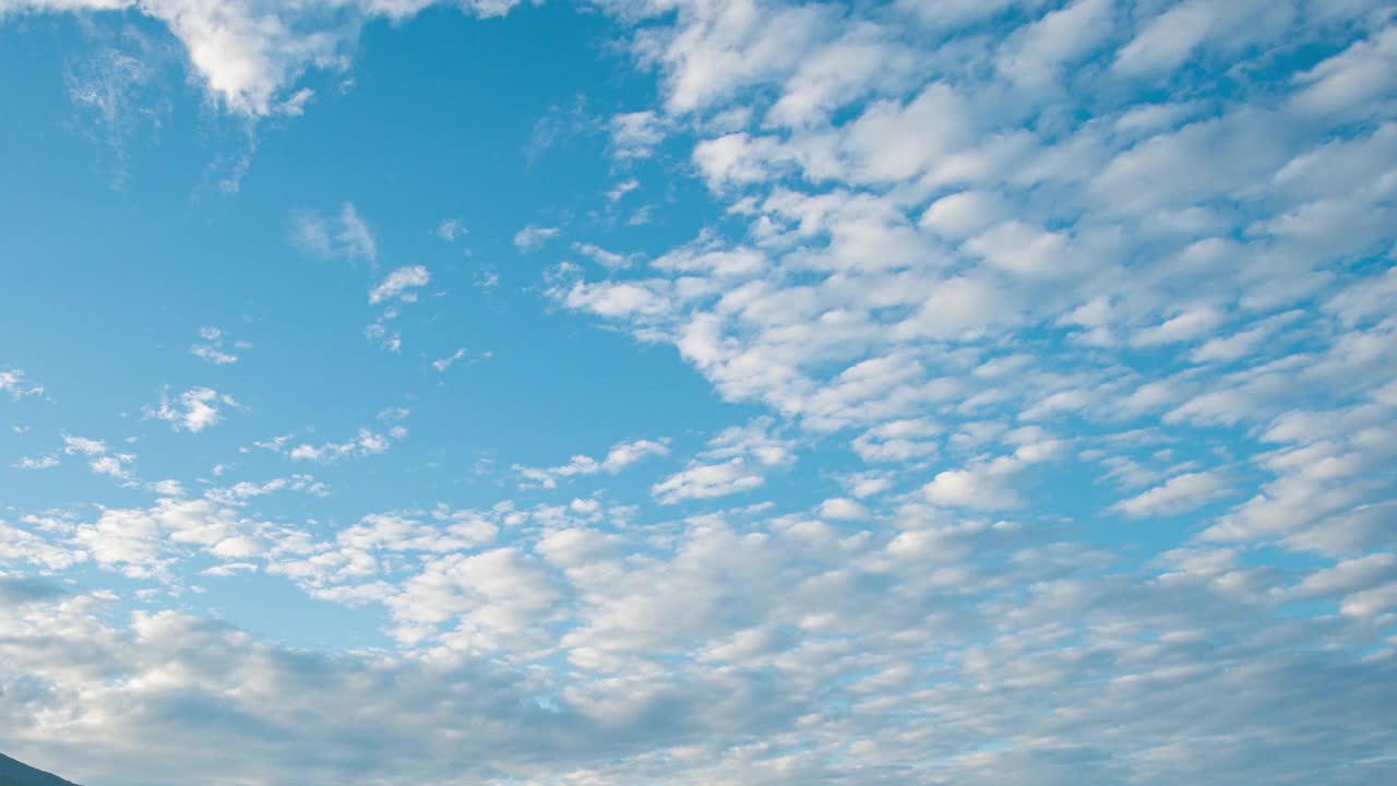 云的运动与变形高纬度，碧蓝的天空视频素材