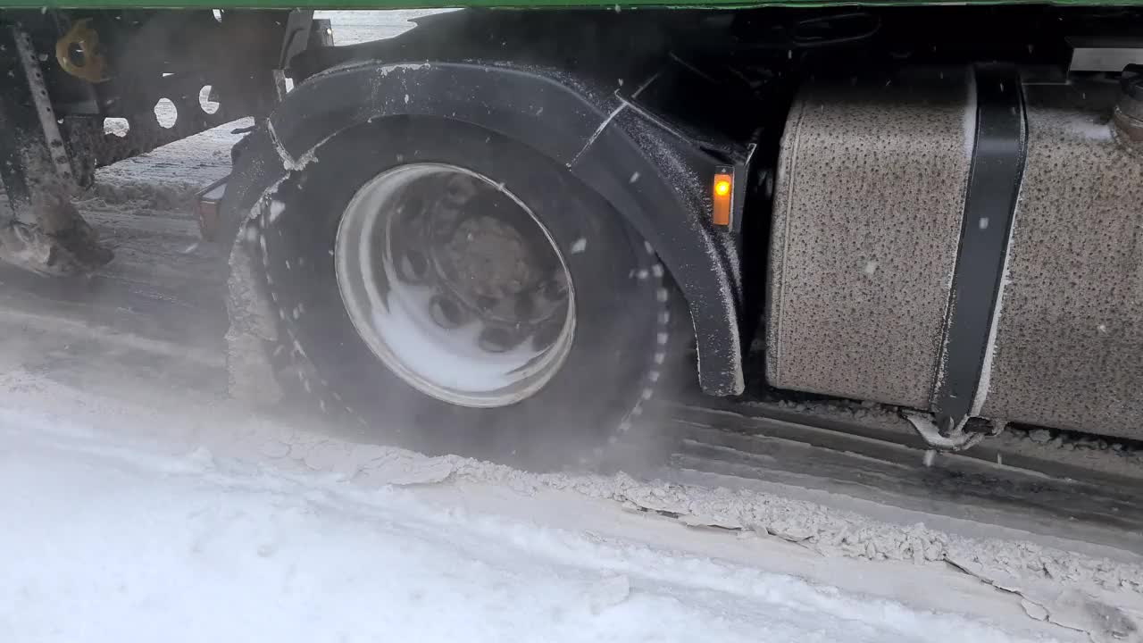 在暴风雪中，一辆卡车被困在城市道路的山上视频素材