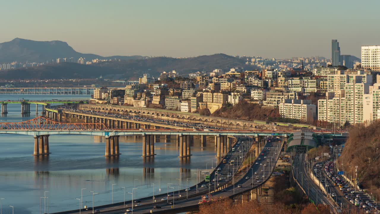 韩国首尔城东区和龙山区，白天靠近大寿地铁站和江边高速公路的汉江视频素材