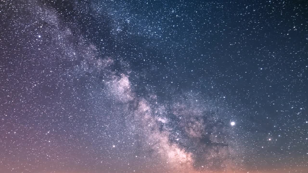 银河系天文学在繁星满天的夜空下的深宇宙背景时间流逝从夜晚到白天视频素材