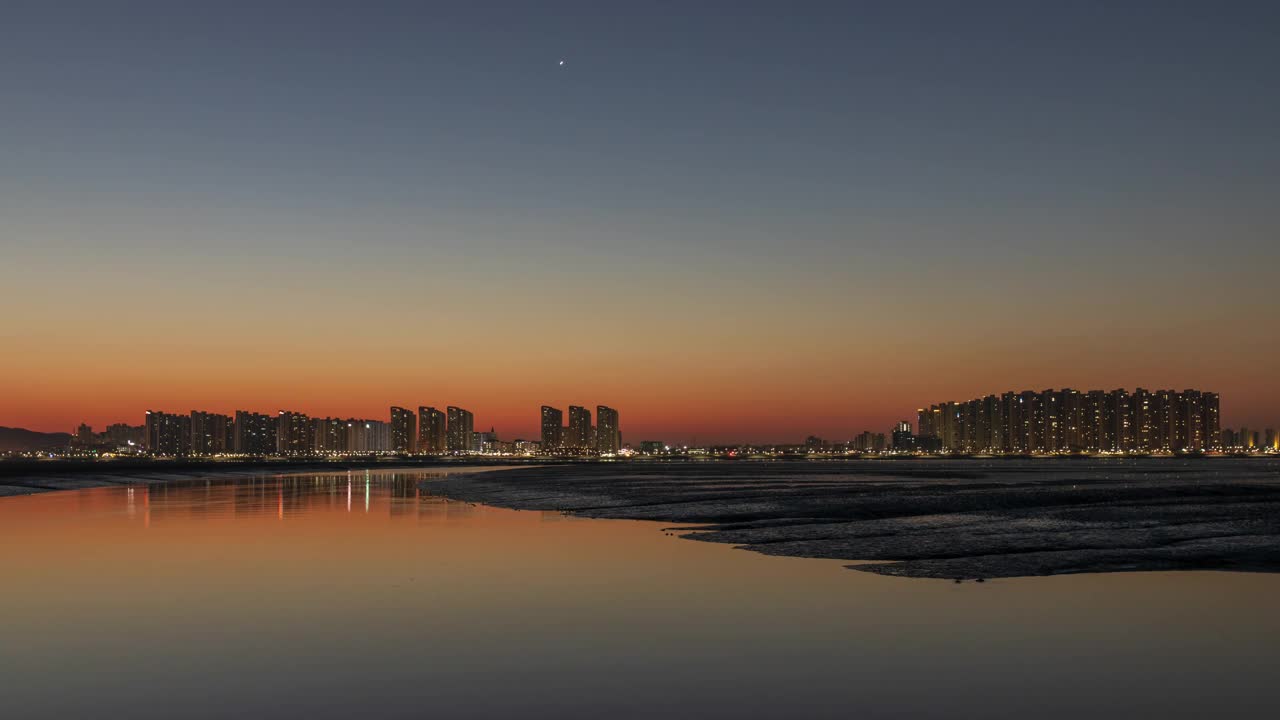 日出黄海泥滩上Baegot新城的公寓/京畿道四兴寺视频素材