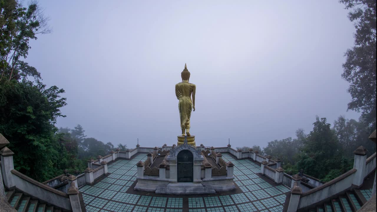 Phra That Khao Noi寺庙，南省，泰国在一个大雾天视频素材