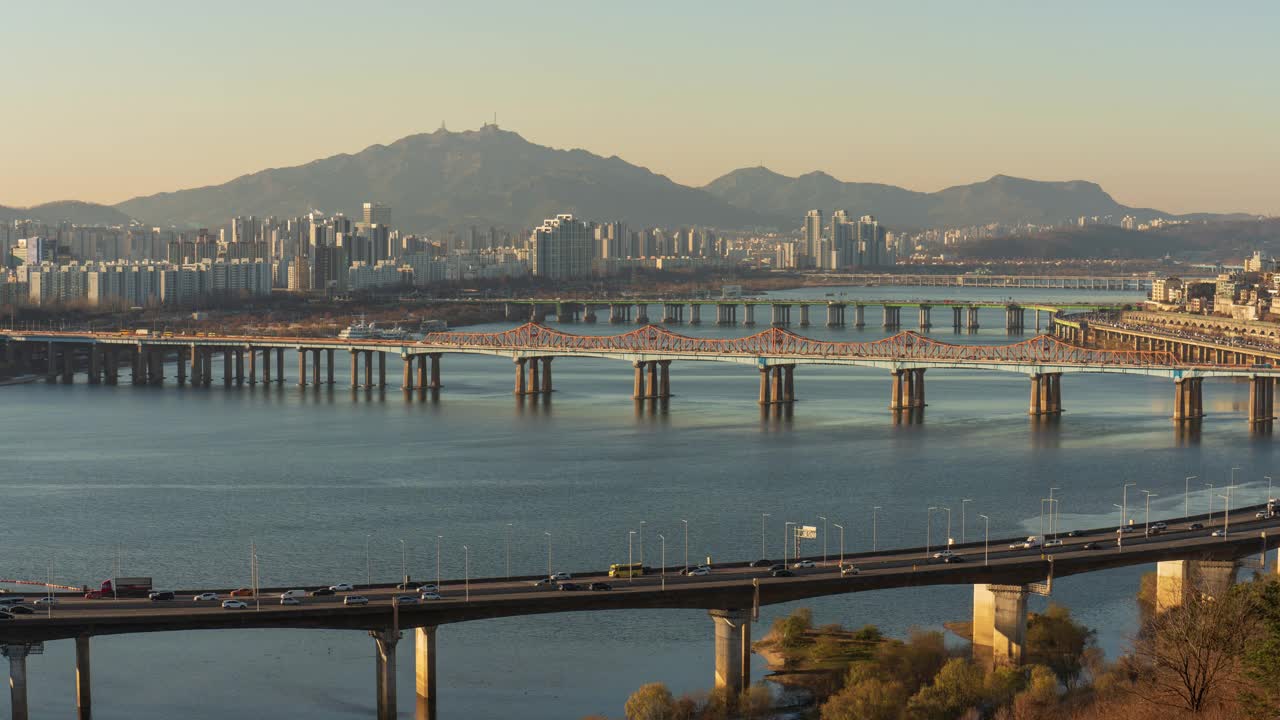 韩国首尔城东谷，江边高速公路和汉江东河大桥附近的市区视频素材