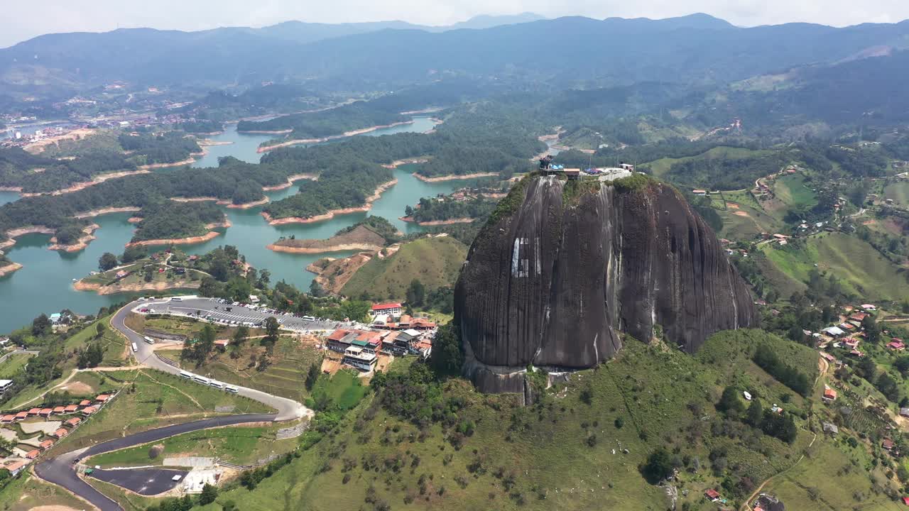 哥伦比亚麦德林瓜塔佩的大型花岗岩鸟瞰图视频素材