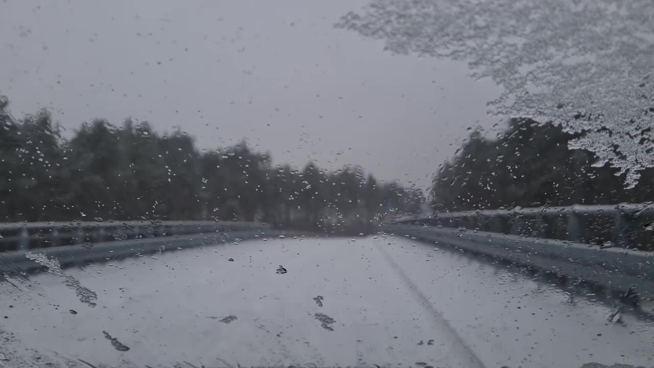 从机舱内看冬天，汽车刮水器会清理挡风玻璃上的积雪。危险的天气状况，道路安全。视频下载