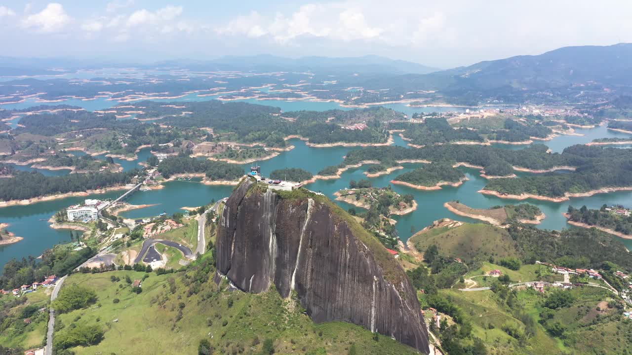 哥伦比亚瓜塔佩的Piedra del Penol岩石鸟瞰图。视频素材