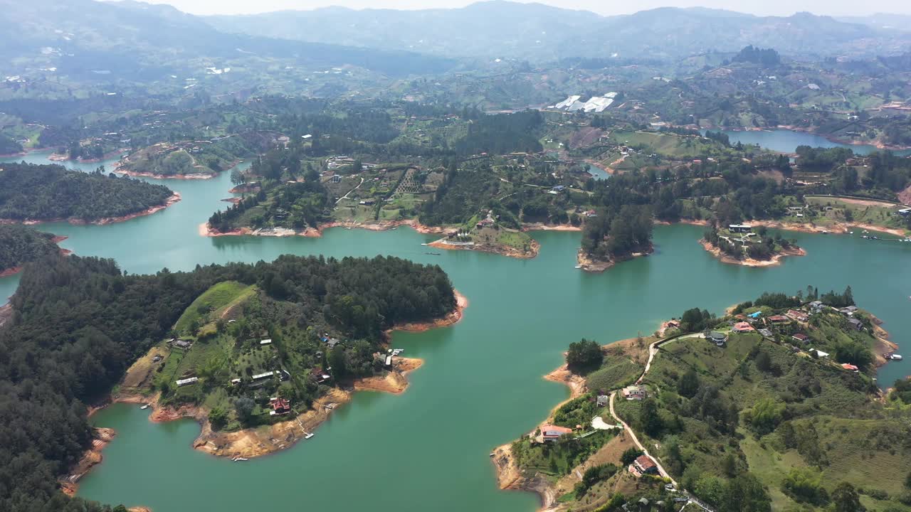 航空全景景观的瓜塔佩湖从岩石的瓜塔佩，皮德拉德尔佩诺，在麦德林地区，哥伦比亚。视频素材