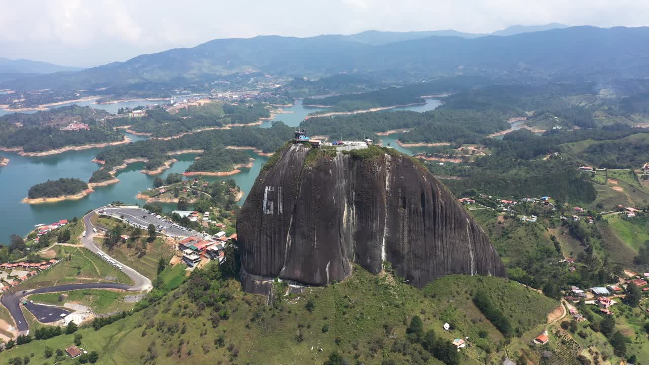 航空全景图的岩石瓜塔佩(Piedra Del Penol)和湖在瓜塔佩，哥伦比亚视频素材