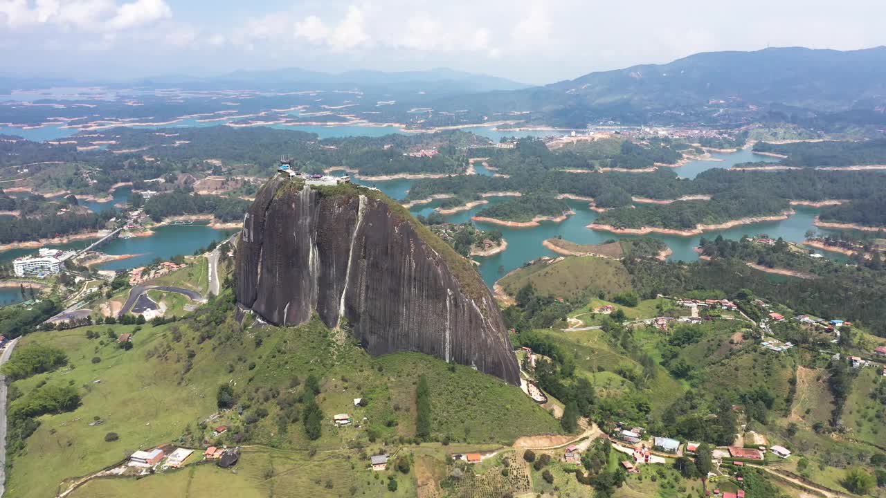 哥伦比亚瓜塔佩的Piedra del Penol岩石鸟瞰图。视频素材