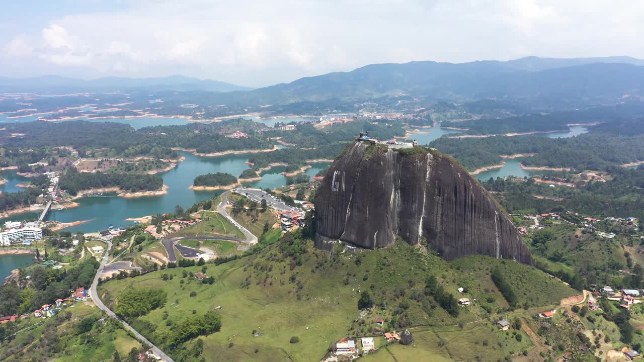 哥伦比亚瓜塔佩的Piedra del Penol岩石鸟瞰图。视频素材