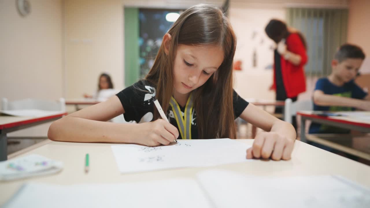 小学生在小学美术课上画画视频素材