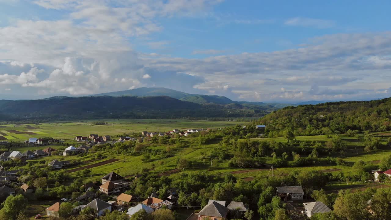 位于乌克兰山区的喀尔巴阡乡村风景秀丽视频素材