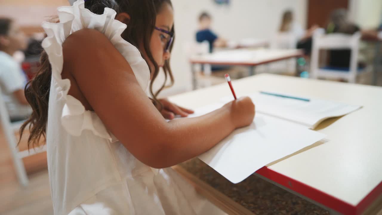 一个女学生在小学美术课上画画视频素材