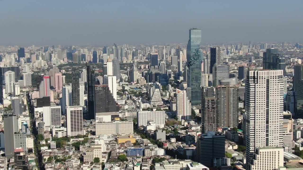 曼谷城市景观与现代摩天大楼和MahaNakhon -鸟瞰图4K视频素材