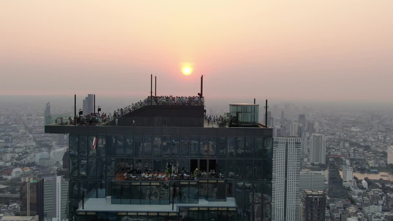 Mahanakhon Skywalk -曼谷屋顶酒吧日落/鸟瞰图4K视频素材