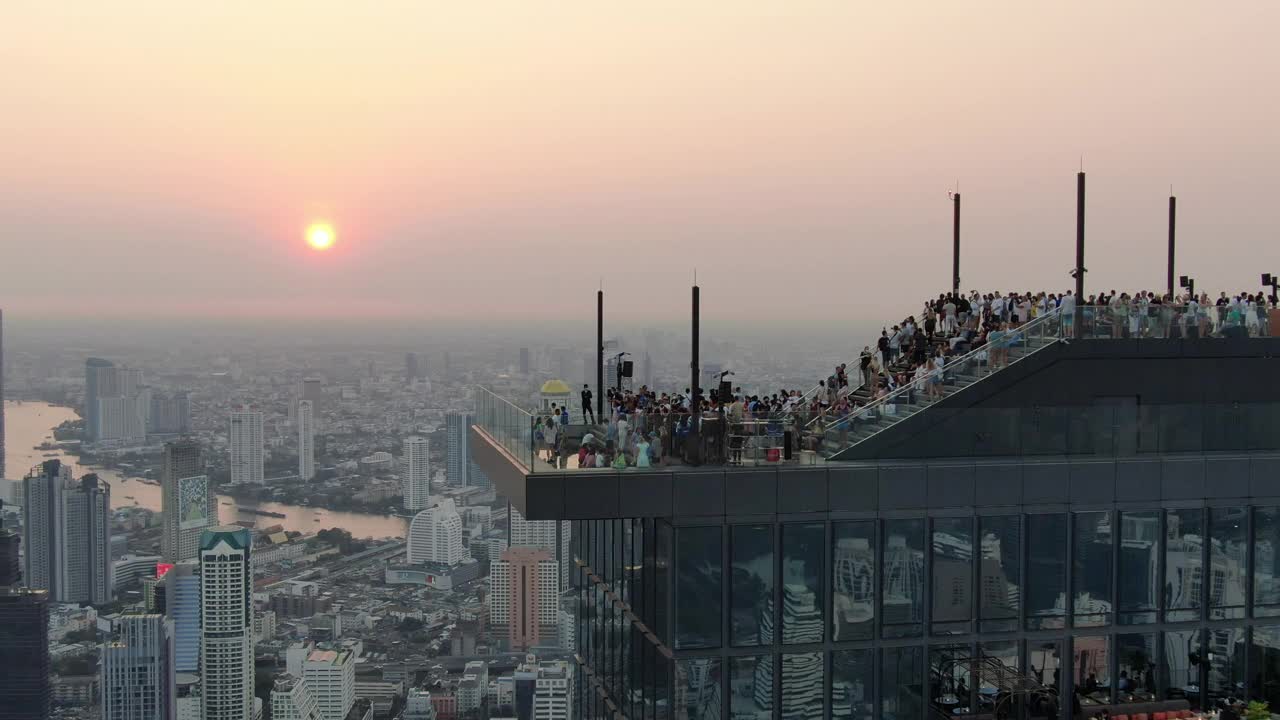 Mahanakhon Skywalk -曼谷屋顶酒吧日落/鸟瞰图4K视频素材