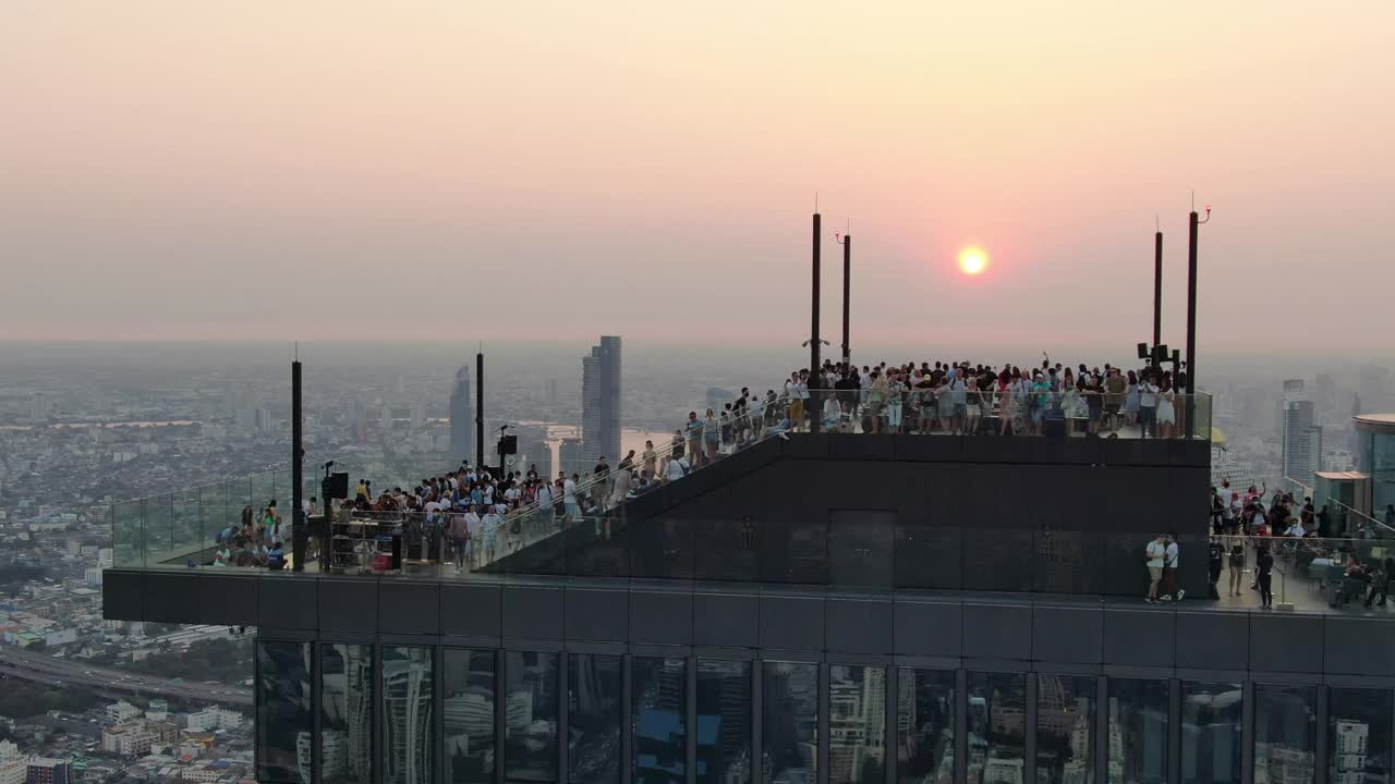 Mahanakhon Skywalk -曼谷屋顶酒吧日落/鸟瞰图4K视频素材