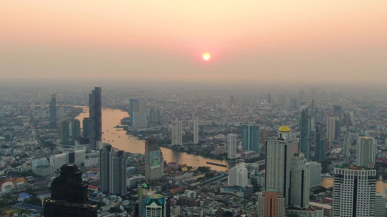 曼谷与湄南河日落-鸟瞰4K视频素材