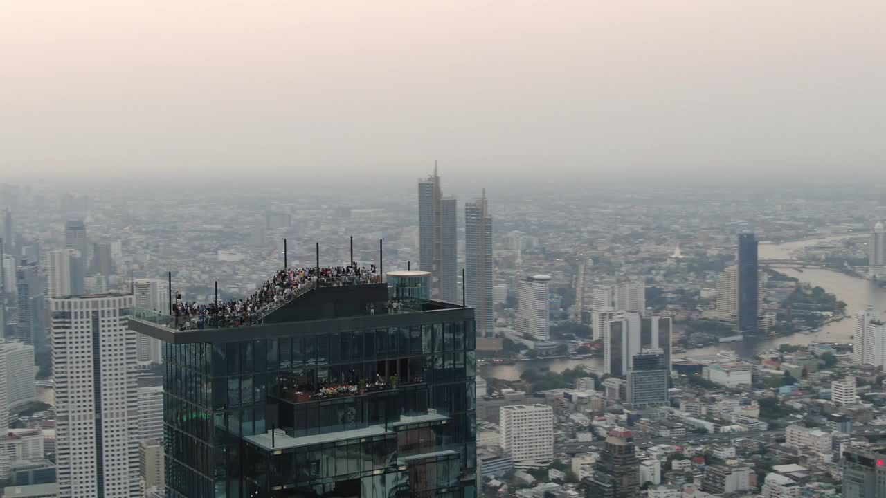 Mahanakhon Skywalk -曼谷屋顶酒吧日落/鸟瞰图4K视频素材