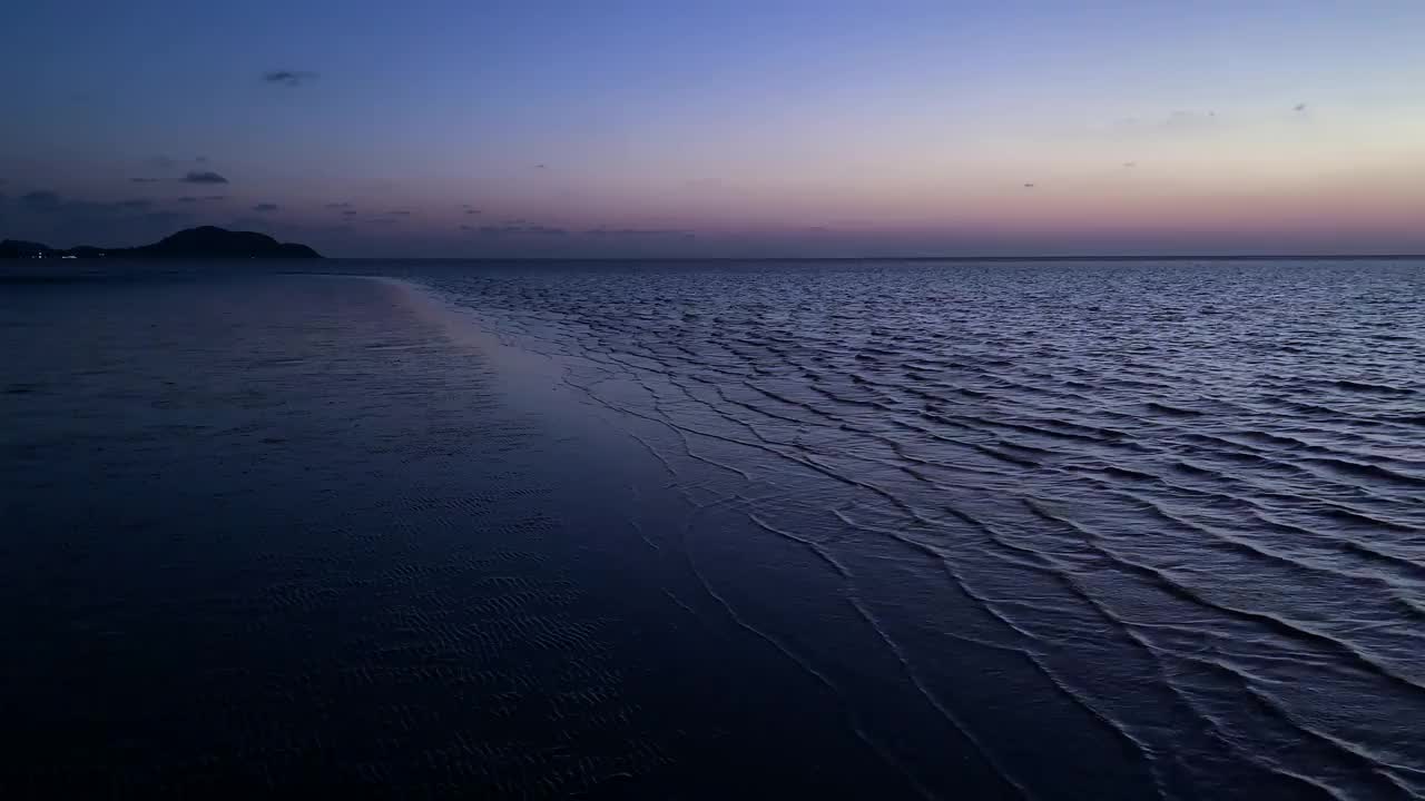 傍晚日落前美丽的海滩景色，昏暗的光线，手持式拍摄视频素材