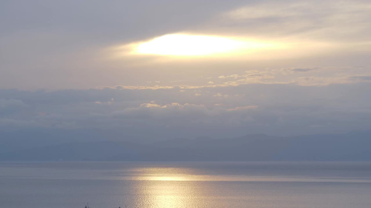 一艘经过的船，夕阳映照在海面上(倾斜)视频素材