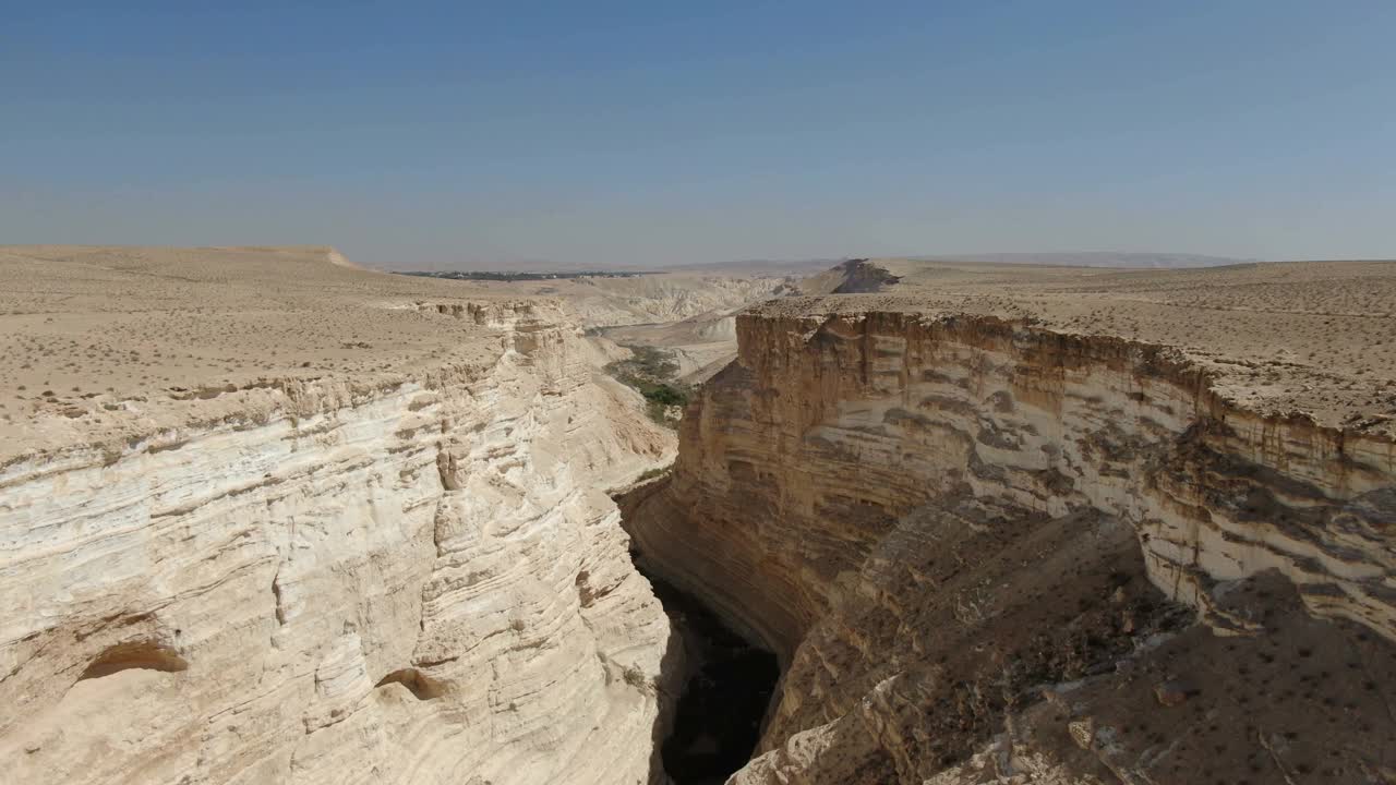 鸟瞰图/极端沙漠板块，阿拉瓦山谷，以色列视频素材