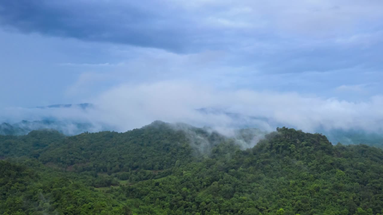 Hyper lapse 4K Amazing Rainbow after the rain over the forest。云时间流逝。山景，彩虹在山和戏剧性的云。视频素材