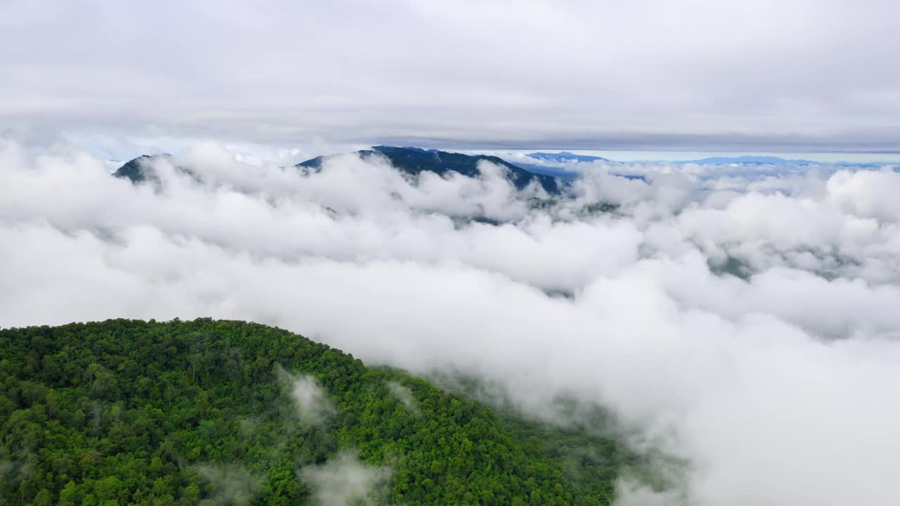 Hyper lapse 4k视频，飞过山顶上方的云。美丽的早晨自然风景。视频素材