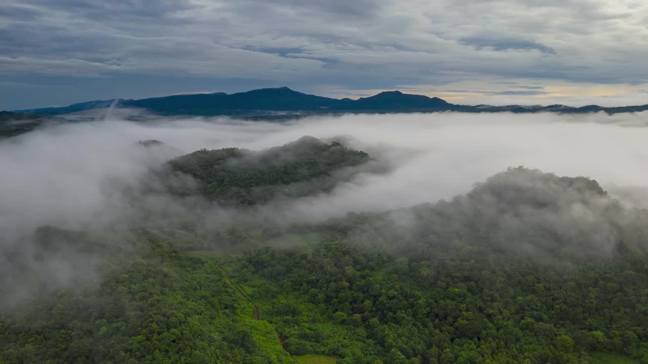 Hyper lapse 4k视频，飞过山顶上方的云。美丽的早晨自然风景。视频素材