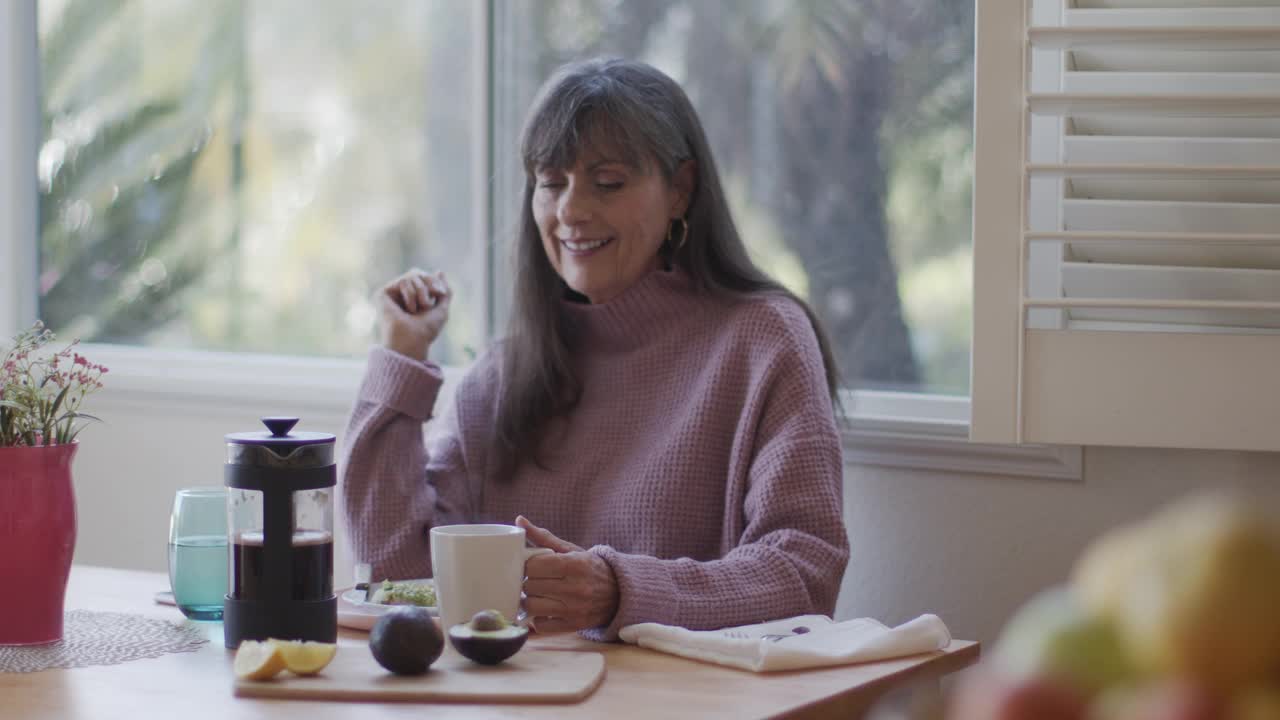 成熟的女人在家里放松视频素材