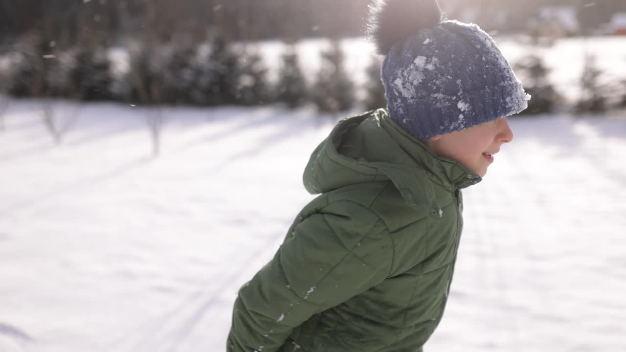 一个小男孩在冬天拉雪橇视频素材