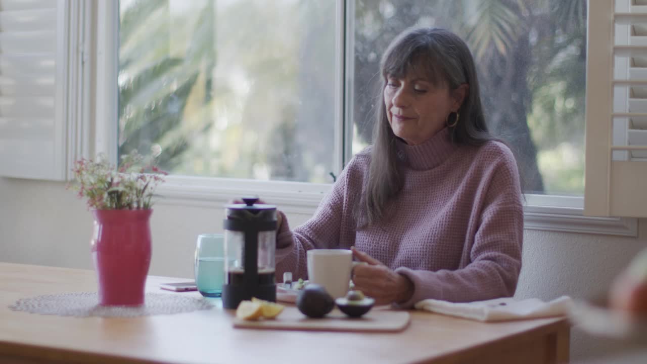 成熟的女人在家吃早餐视频素材