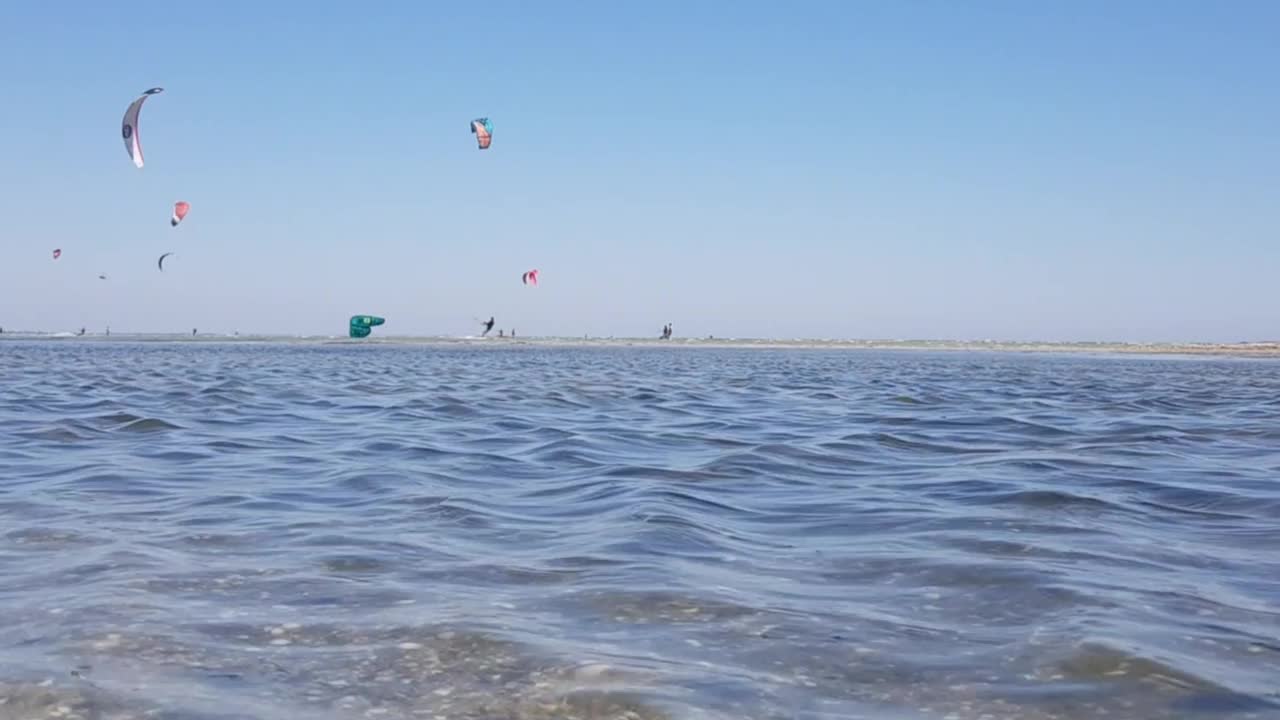 在海上Kiteboarding。人冲浪板。在海上风筝冲浪者视频素材