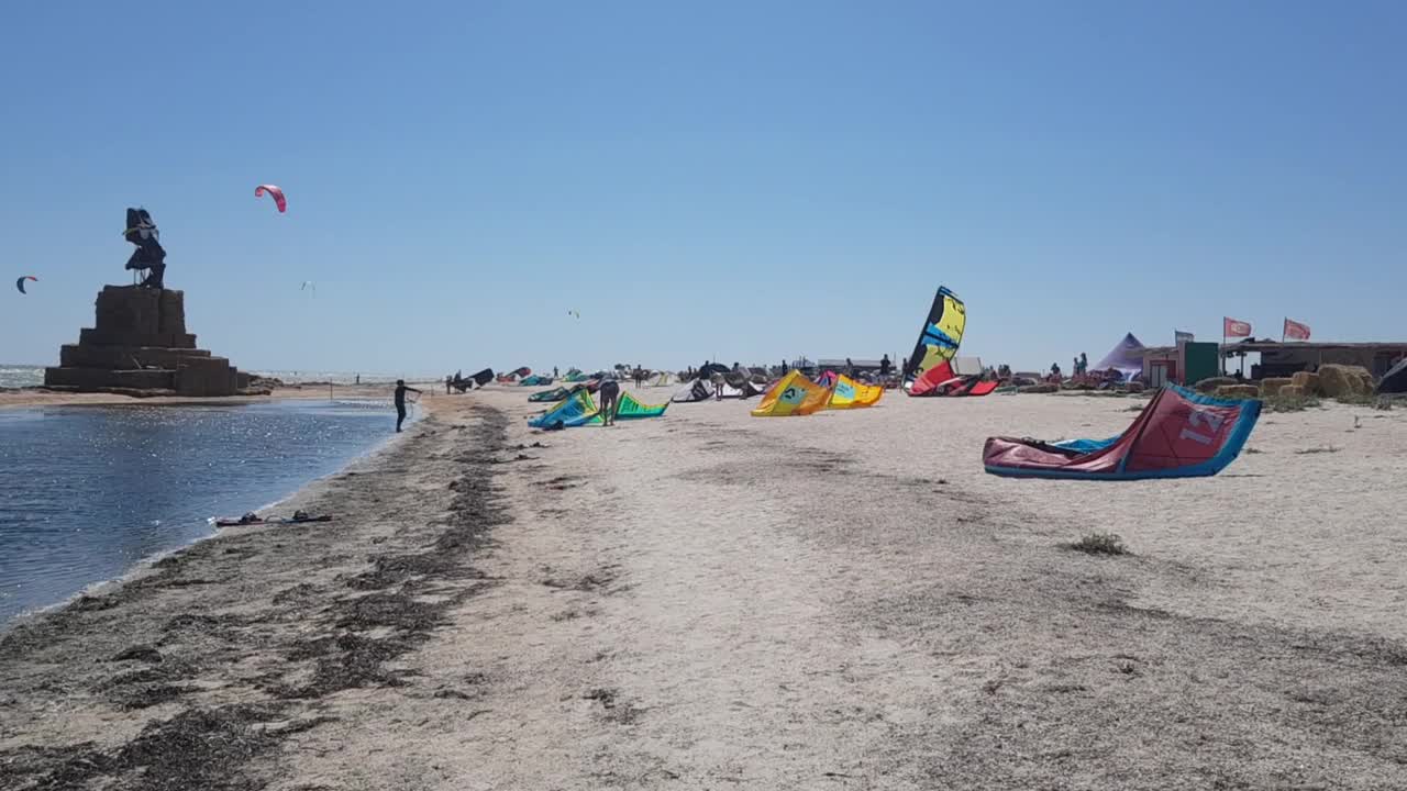 冲浪风筝翼，风筝冲浪者在背景。极端的水上运动。Kiteboarding设备视频素材