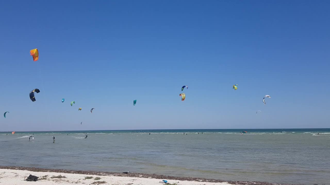 在海上Kiteboarding。人冲浪板。在海上风筝冲浪者视频素材