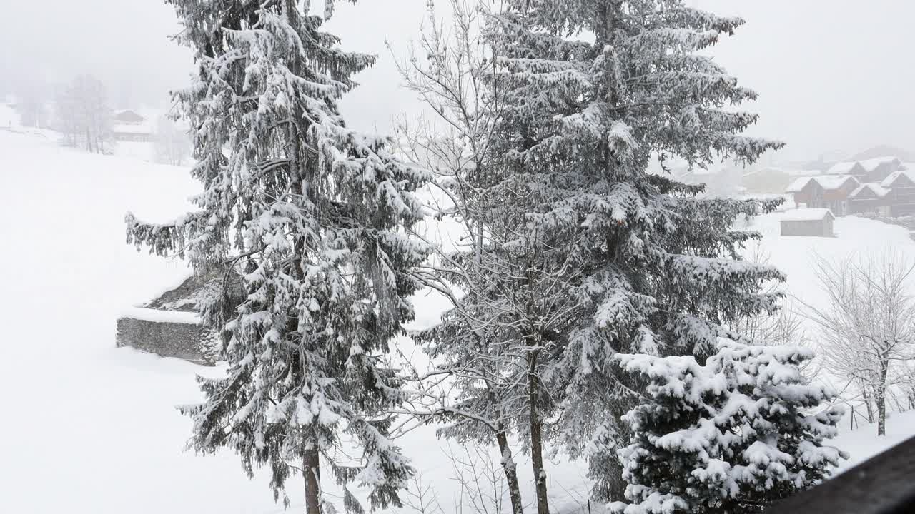 当外面下雪的时候视频素材