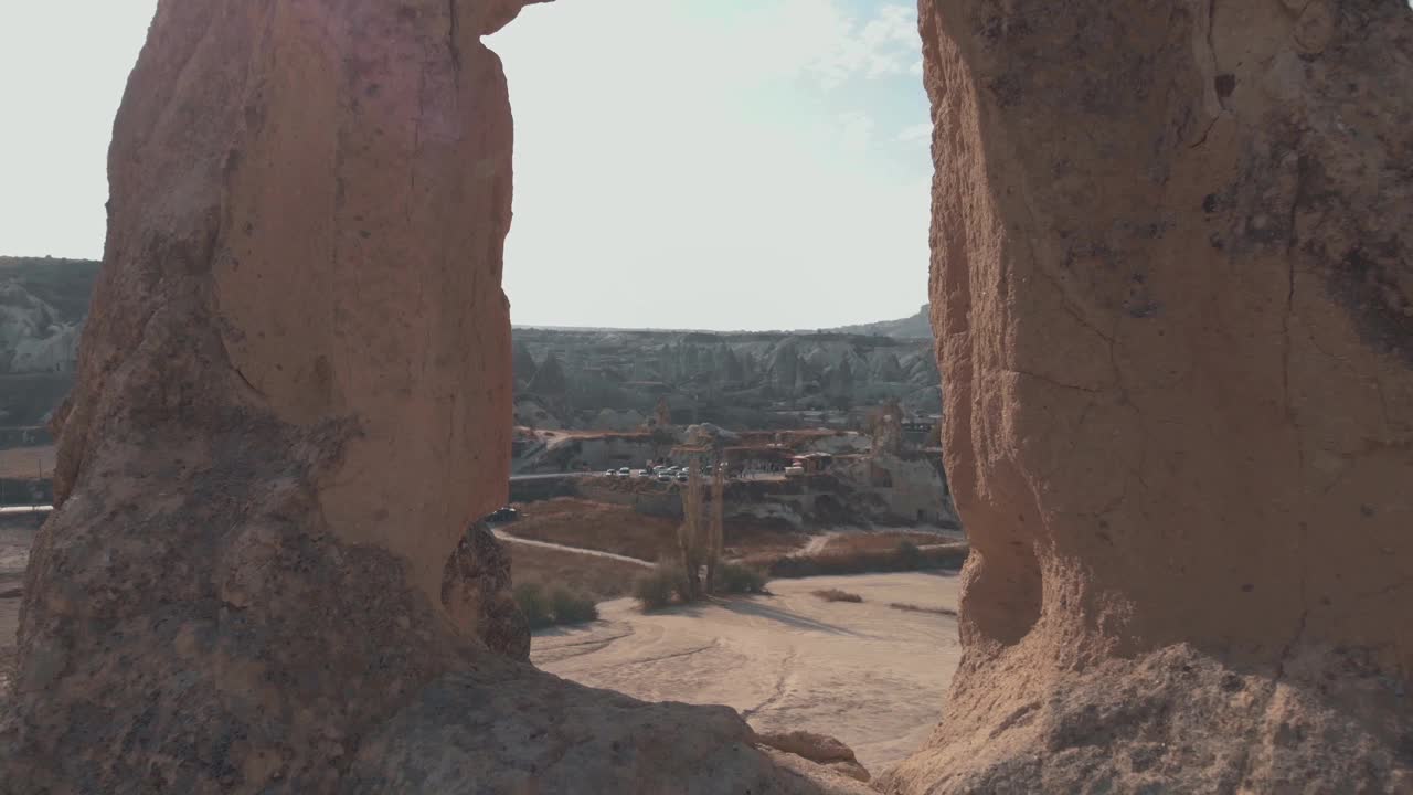 土耳其卡帕多西亚(Cappadocia)高而细的尖顶帐篷，带有雕花窗——上升全景视差天线视频素材