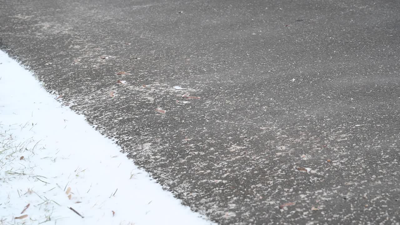 近距离粉末雪吹过沥青。Bandenburg。德国视频素材