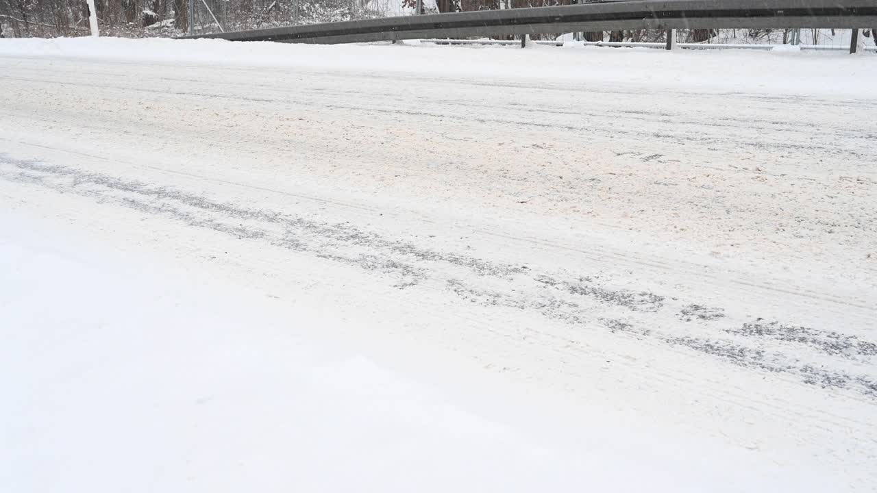 乡村道路在暴风雪和强风中很快被雪覆盖。Bandenburg。德国视频素材