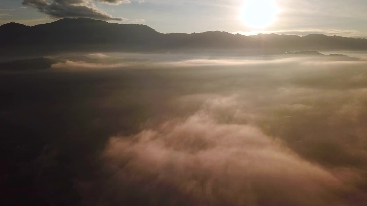 航拍时间流逝:移动薄雾山上日出，早上的时间视频素材