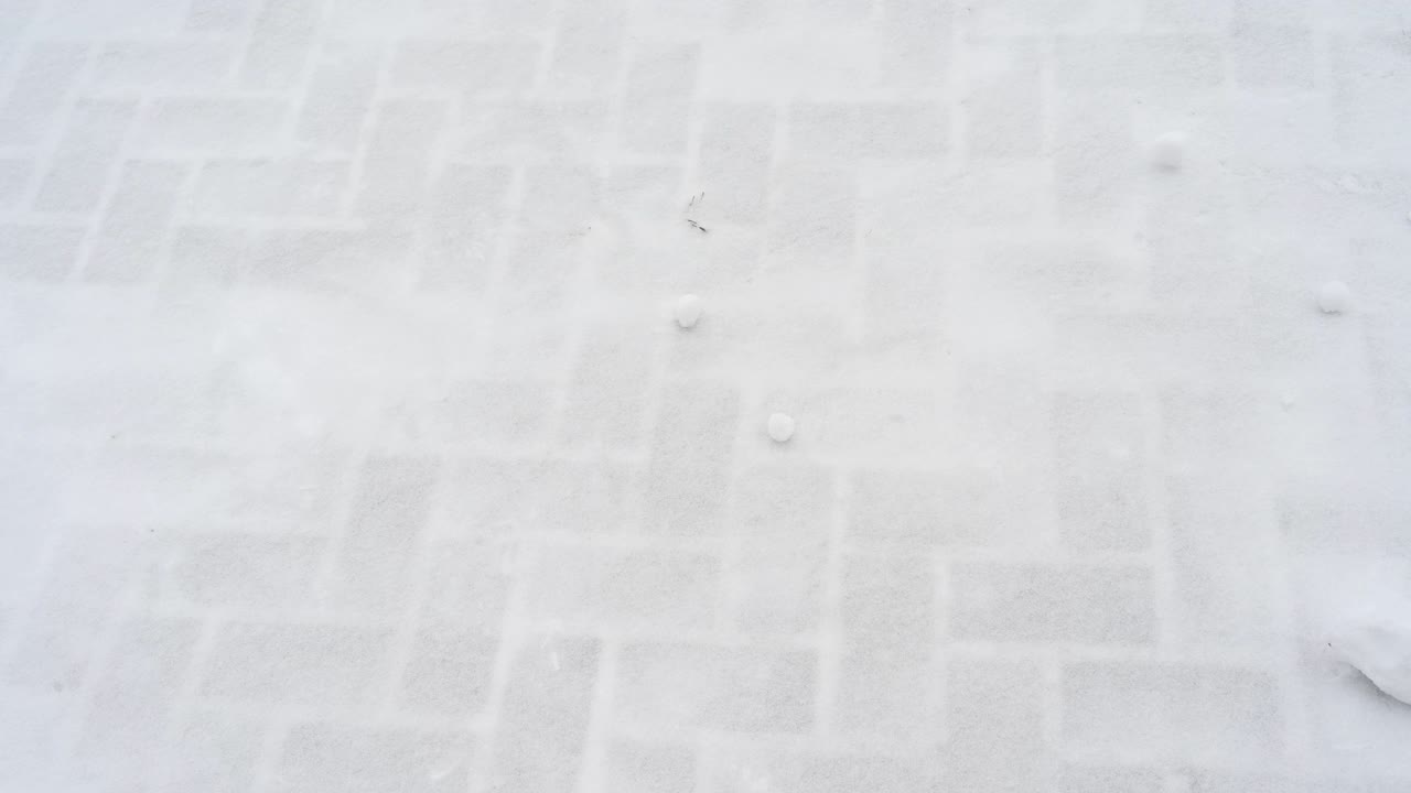 人行道上刚刚清除了积雪，但又被一层薄薄的粉末雪覆盖着。德国视频素材