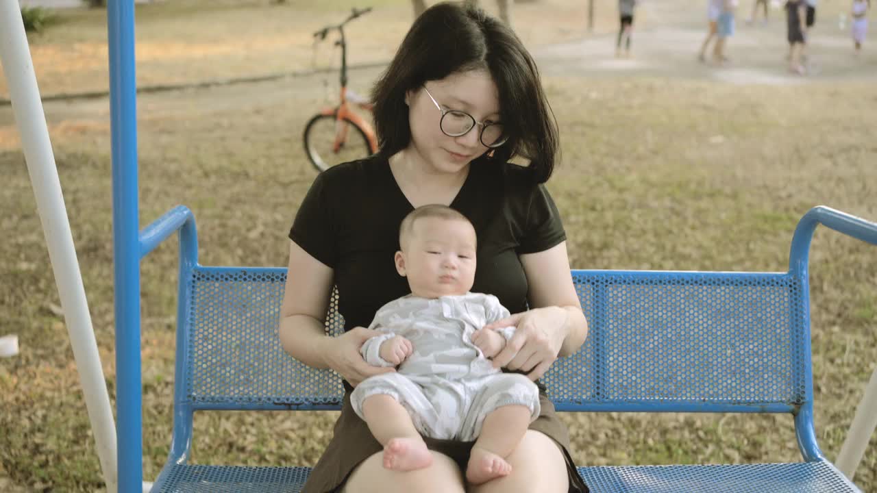 妈妈和宝宝一起玩秋千。视频素材