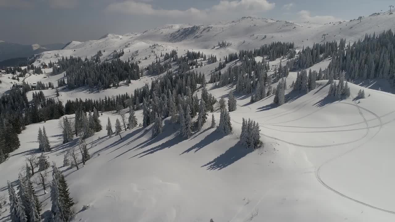 阳光明媚的冬日，滑雪胜地的新雪视频素材