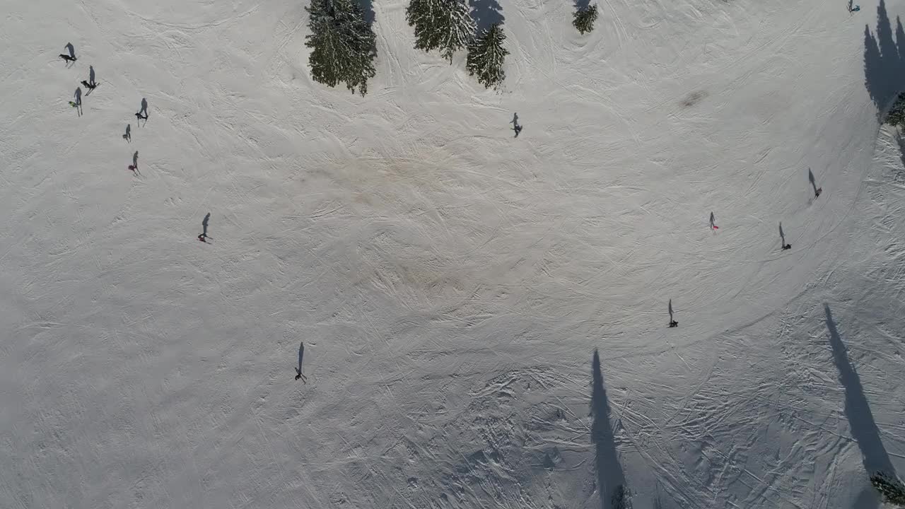 阳光明媚的冬日，滑雪胜地的新雪视频素材