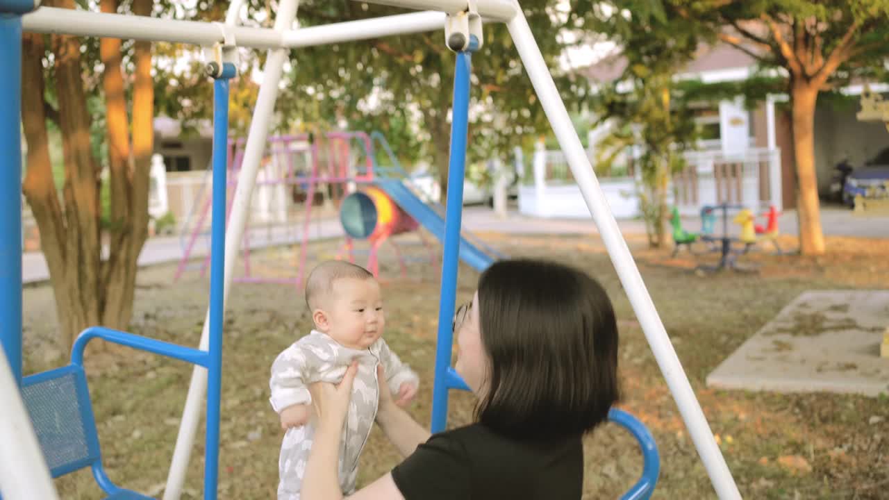 妈妈和宝宝一起玩秋千。视频素材