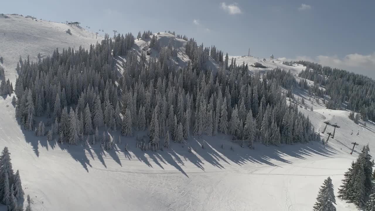 阳光明媚的冬日，滑雪胜地的新雪视频素材