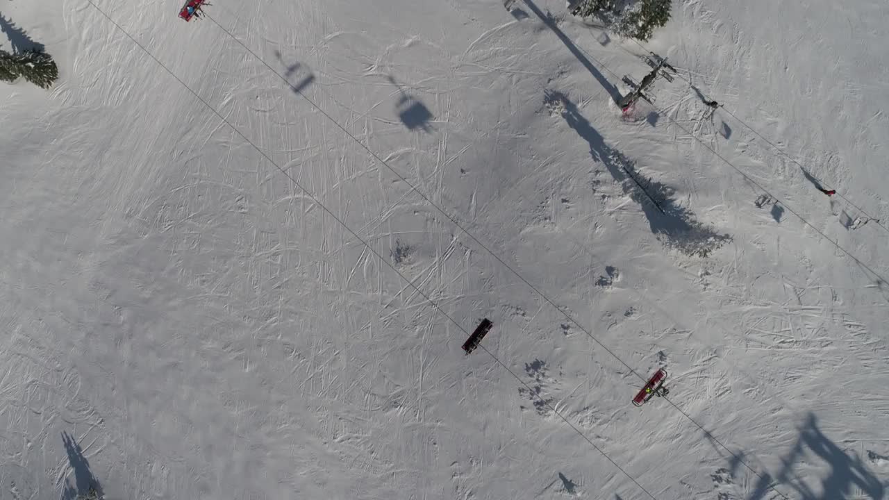 阳光明媚的冬日，滑雪胜地的新雪视频素材