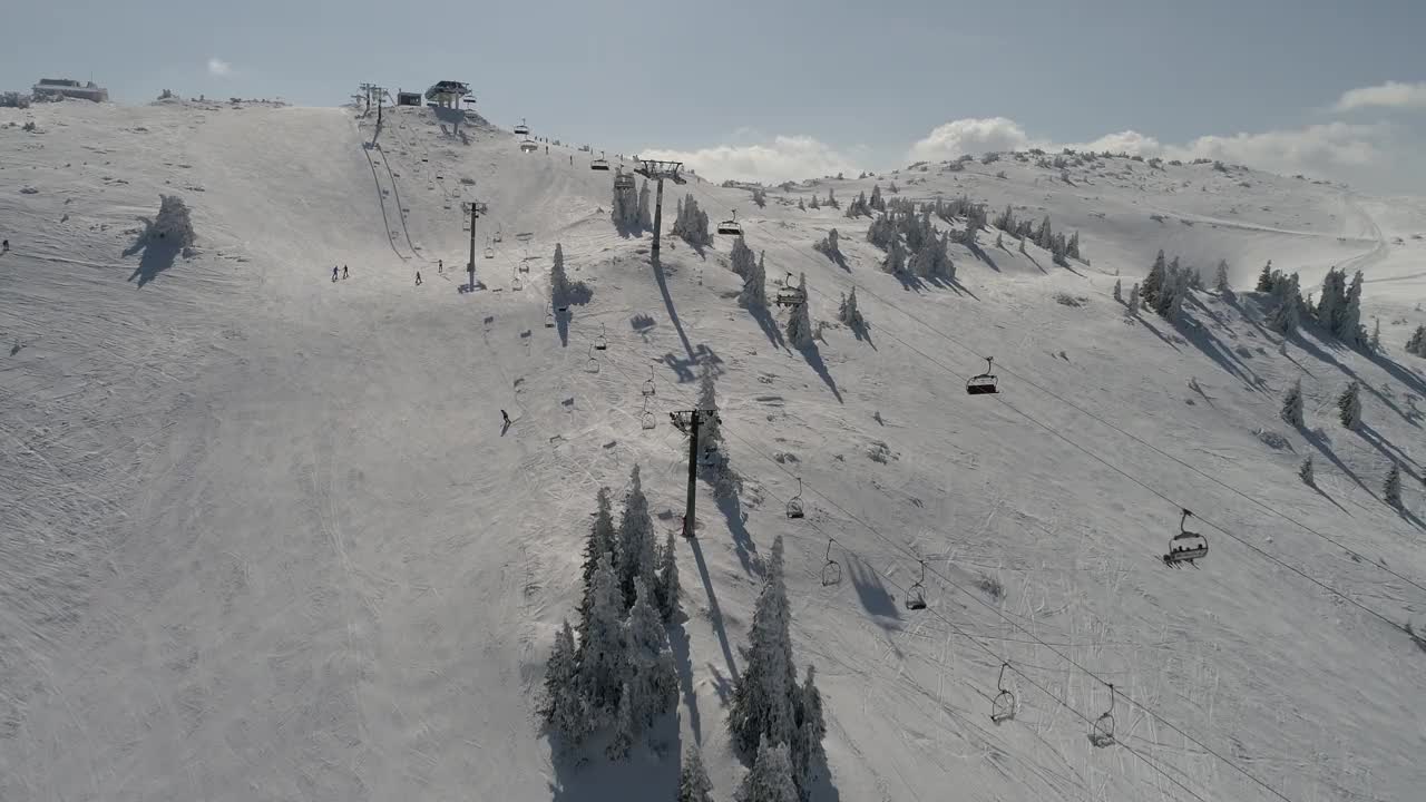 阳光明媚的冬日，滑雪胜地的新雪视频素材